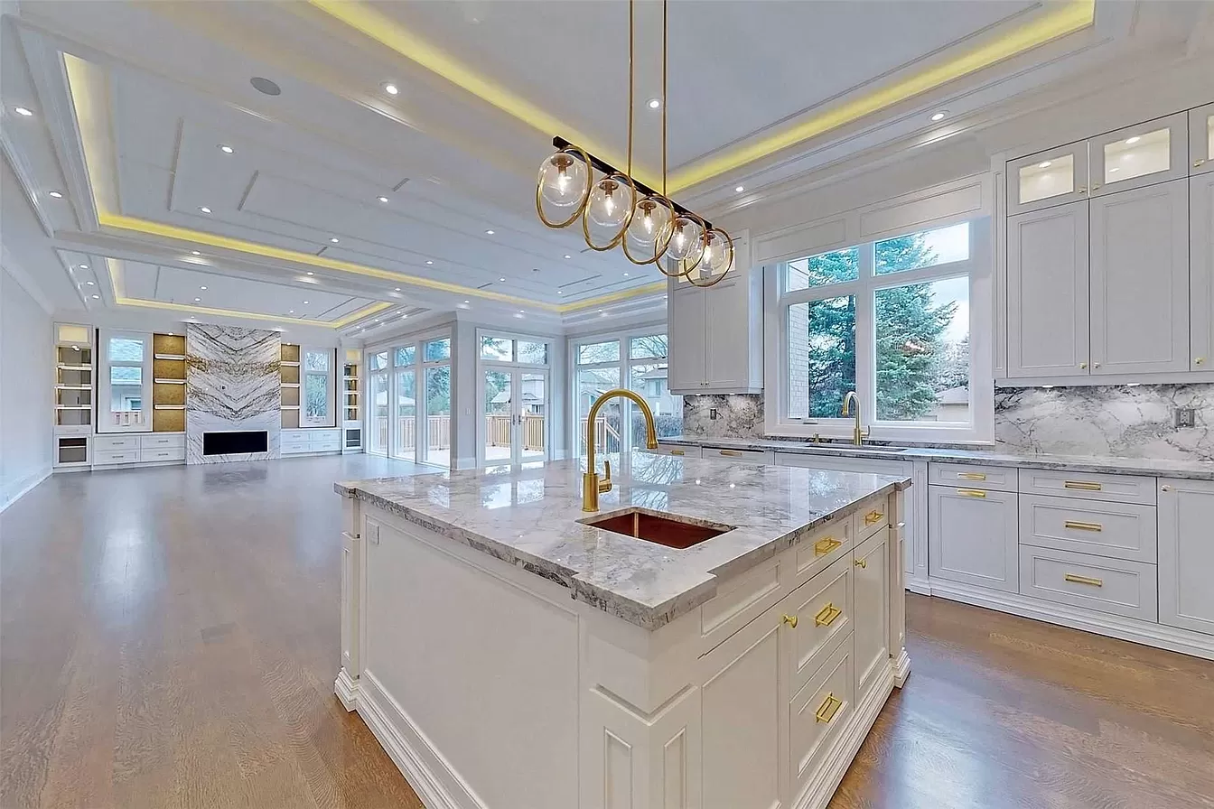 Aluminum vs. PVC vs. Hybrid: Which Is Right for Your Canadian Home?
